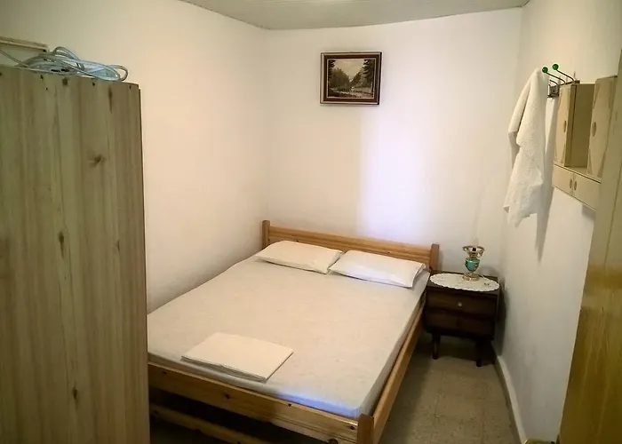 斯塔西斯旅舍 *